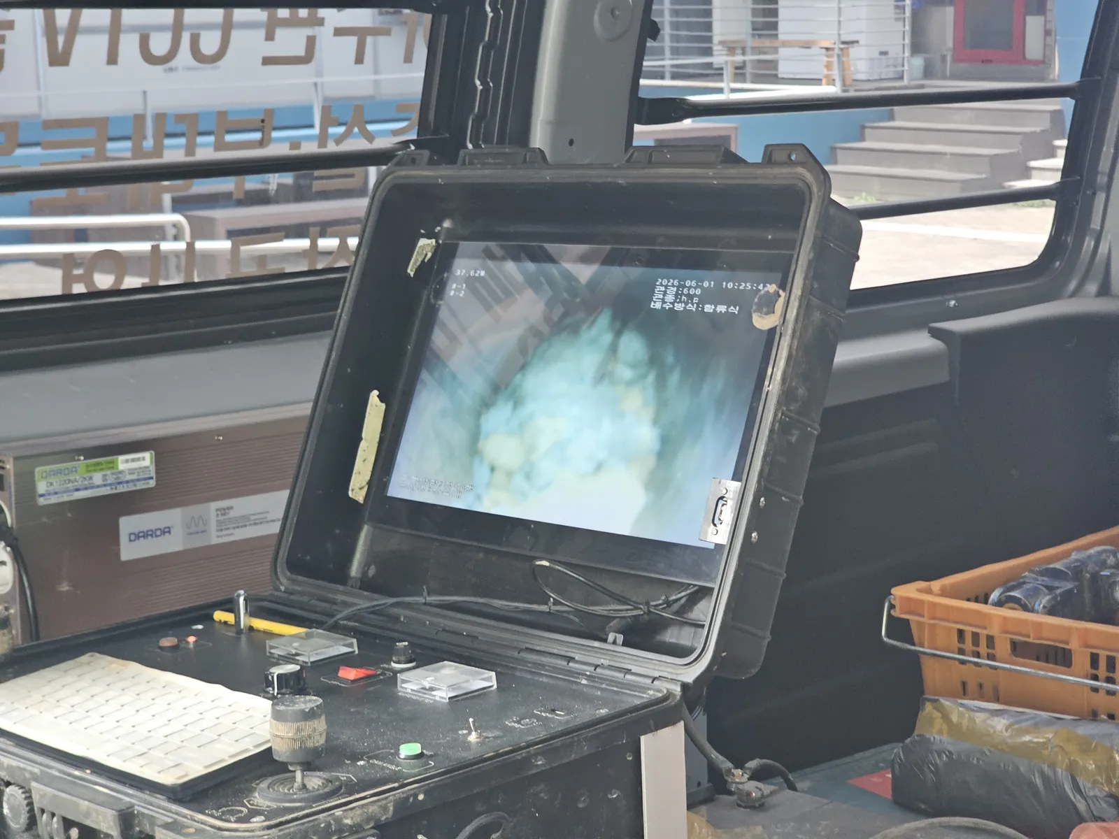 관로 내부를 보여주는 CCTV 모니터 화면