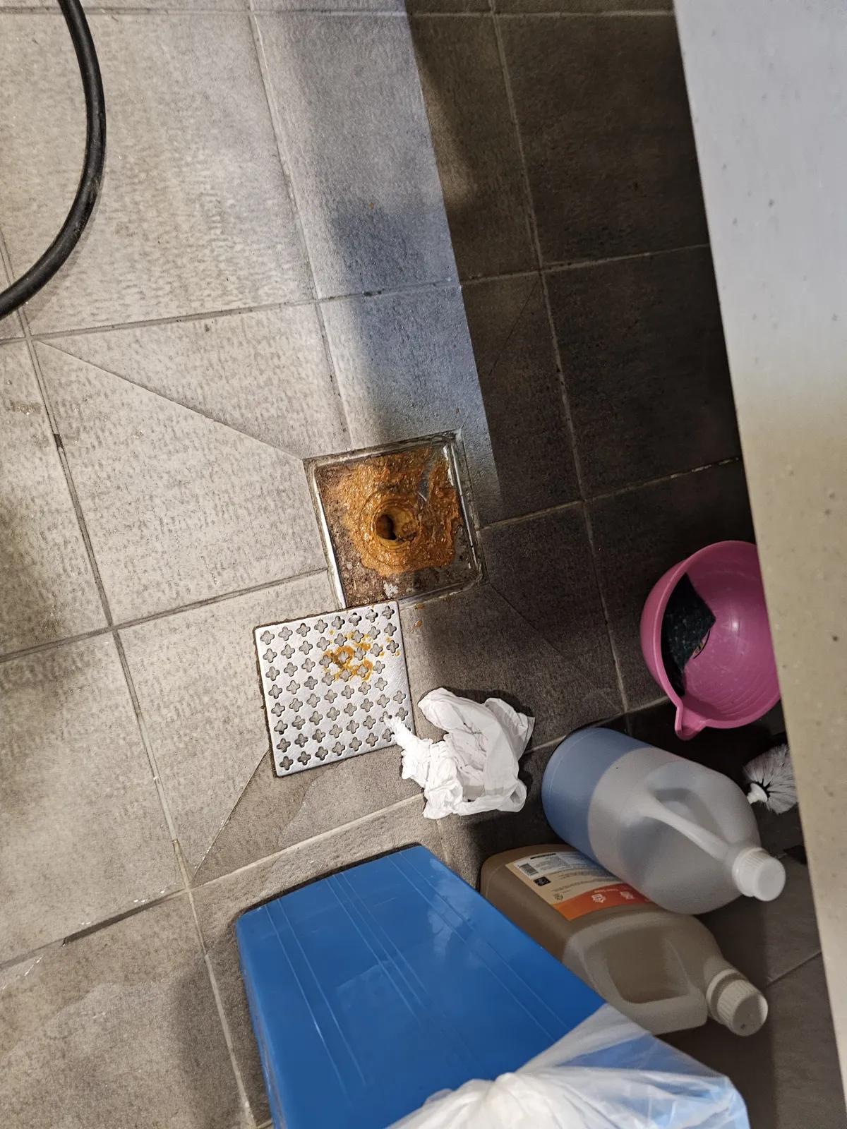 이물질과 녹물로 막힌 바닥 배수구
